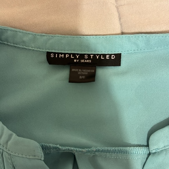 Simply styled small blouse - Picture 2 of 6